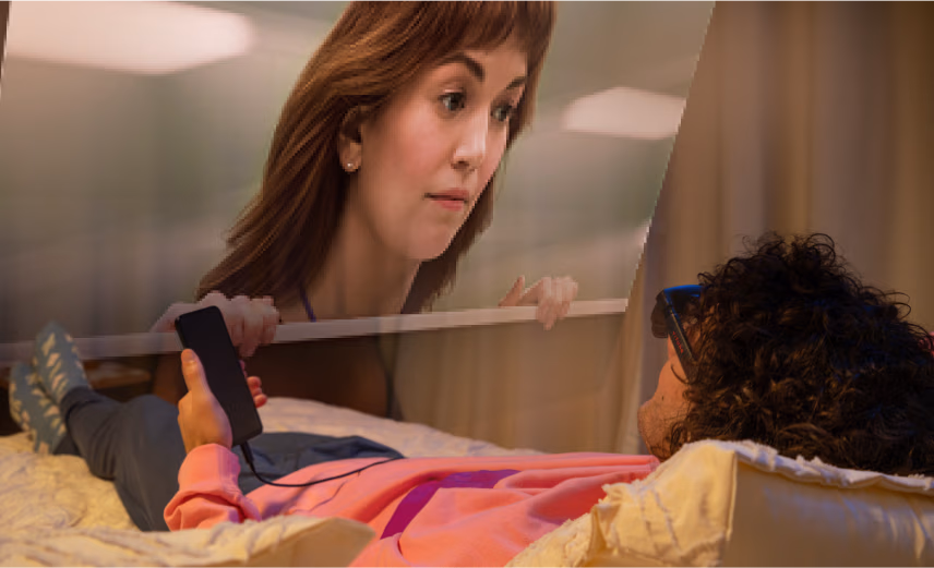 スマートフォンが、巨大スクリーンシアターに変身!